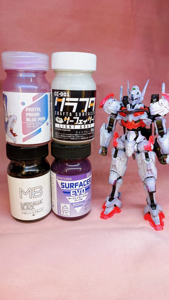 使用塗料。下地はメカサフのスーパーヘビィをベースにホワイト→サーフェイサーパープル→クラフタサーフェイサー関節部など→メタリックブラックブラックの差し色にパステルプリズムブルーピンクあとはラピーテープの紫でデコレートしてます。