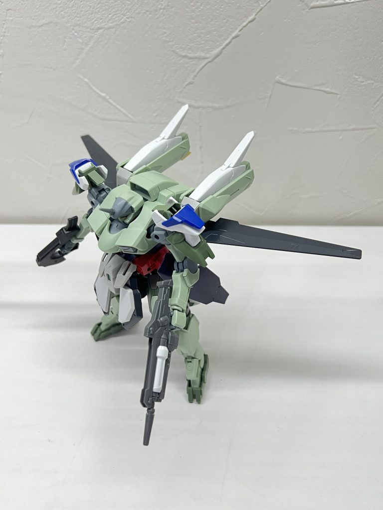 スラスターと翼を展開した状態。