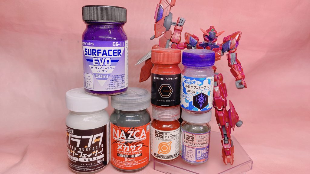 使用塗料一覧。関節類→メカサフスーパーヘビィ赤部はサーフェイサーパープルを下地に赤1→ローズディープレッド赤2→ヘキサレッド肩や膝裏のパイプはクラフタサーフェイサー元の黄色パーツは黒下地にスターブライトジュラルミンクリアパーツはルミナスパープルを薄く吹いています。デカールはガンダムデカール水星の魔女を使用しました。
