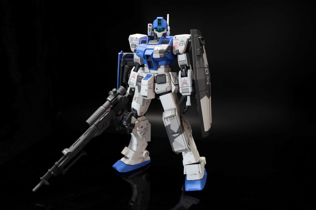 胸部追加アーマー、両膝の追加アーマーはネオジム磁石で取り外し可。腰部フロントアーマーは差し替えで変更。