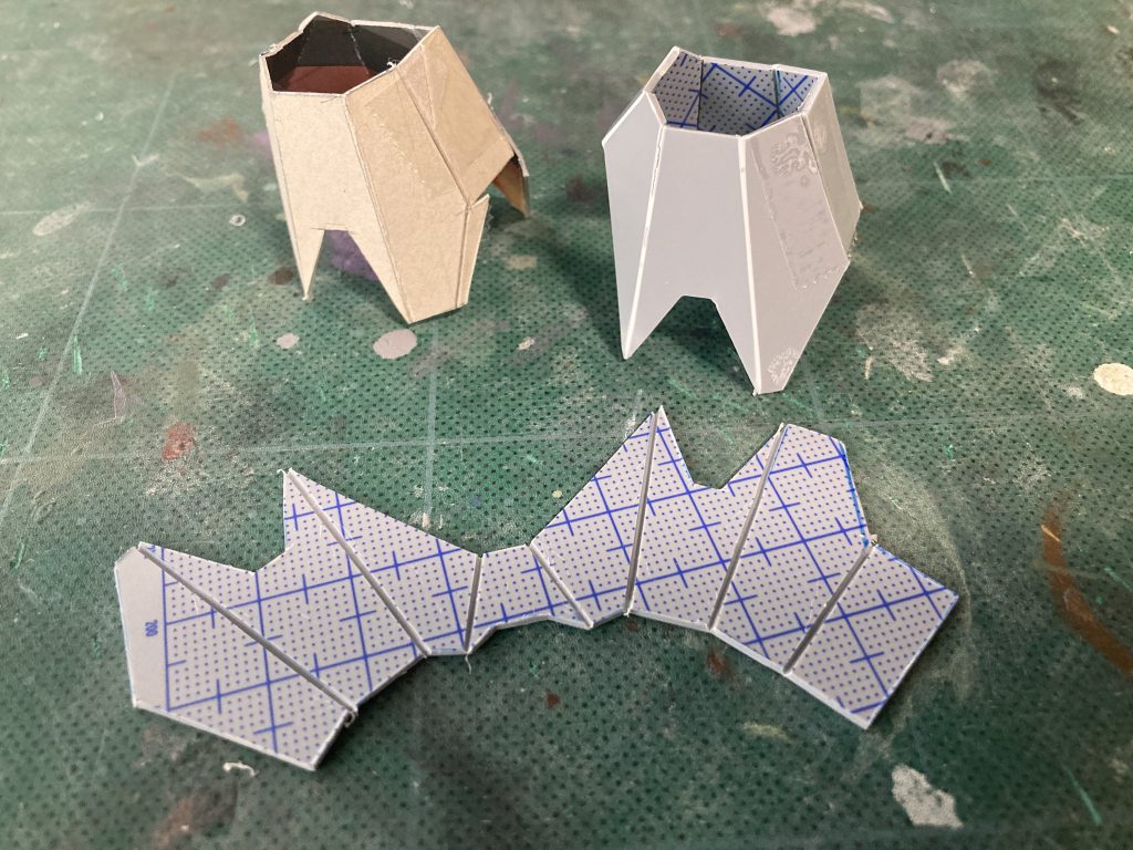 脚部アーマーは厚紙からプラ板一枚もので製作