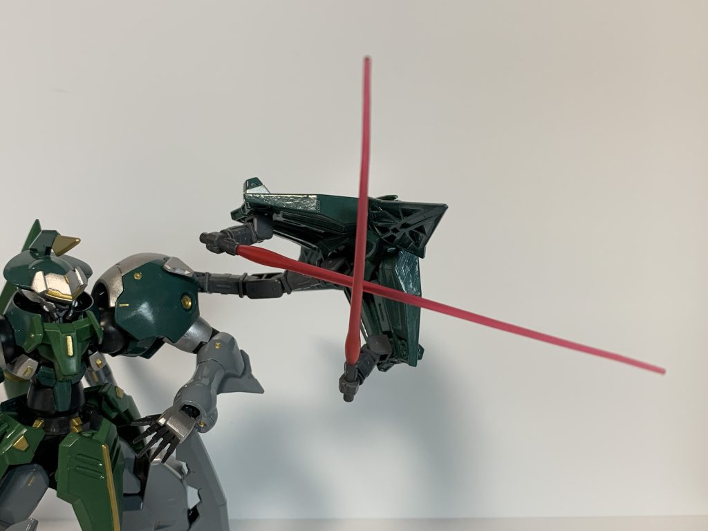 さらにサブアームとビームサーベル。サブアームである程度稼働します。