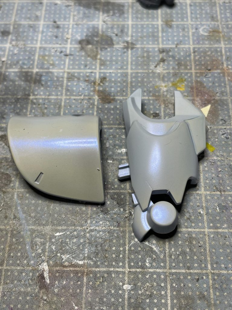 テストで左のパーツにパールを吹き付けた所白がかなり濁った感じになったのでここから濁らない白にする為にテストを重ねてました。右のパーツには補色で下地水色を吹き付けしてから白を吹き付け