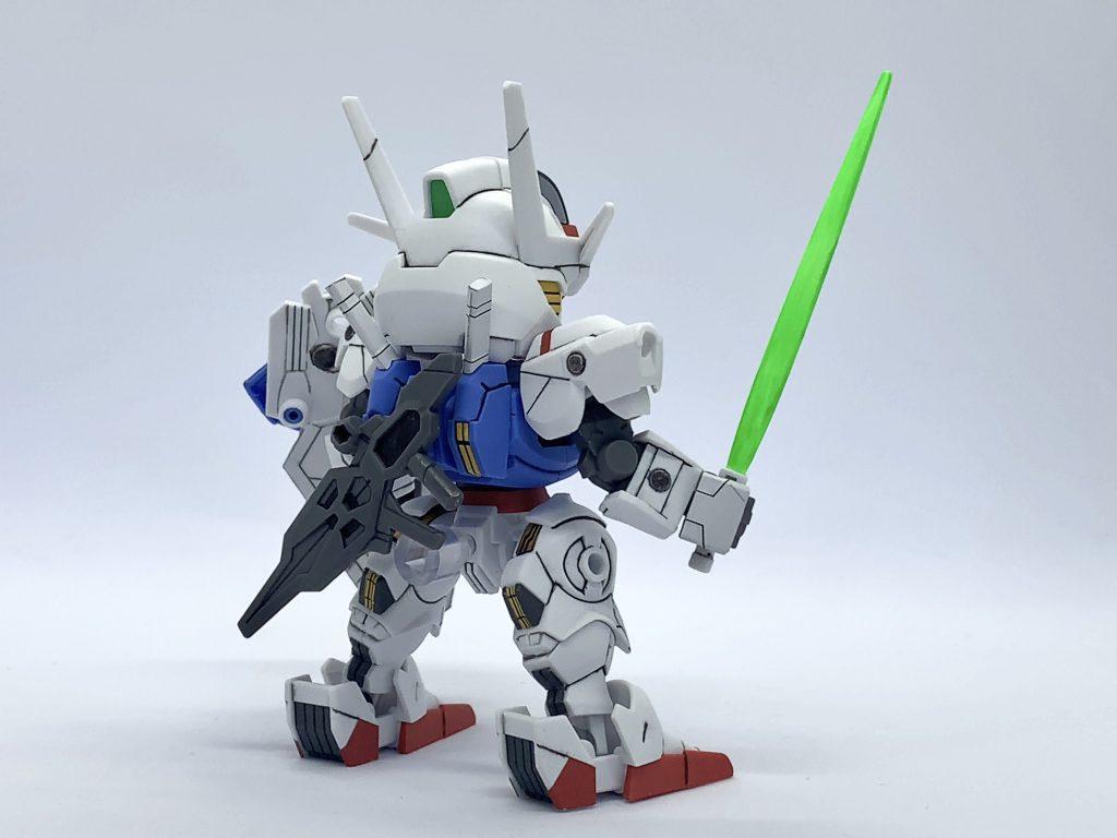 付属シールを全て使用すると決めて作りました。一部チョイ塗りして、墨入れ、つや消しトップコートで仕上げました。シールの精度は素晴らしいですね。貼りがいがあって夢中になりました。SD初めて作りましたけど、このサイズ感なかなか良いですね。お気に入りです。