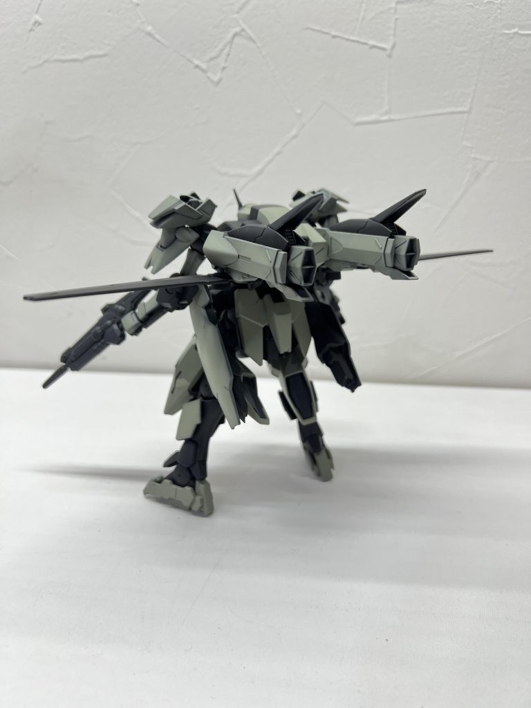 サイドスカート裏にも、ジャンクパーツを組み合わせてスラスターを製作。サイドスカートはフレキシブルに動くので、空中での急激な姿勢制御も可能という設定にしました。