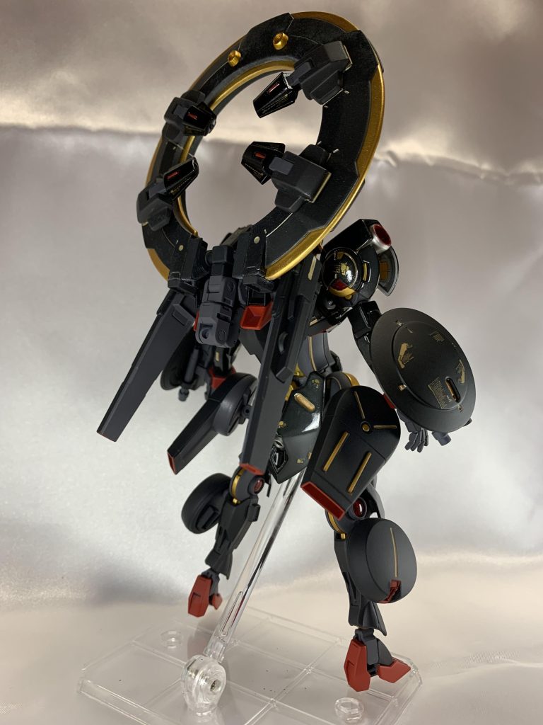 「太陽」だからと言って赤や黄ではなく黒をメインカラーにして、赤(熱)と金(光)をサブカラーにしてみました。