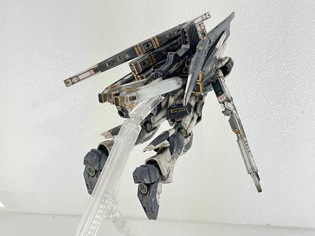 先ずは小手先改造。バックパックをダブルフィンファンネルタイプにしながらも、ビームサーベルのマウントパーツを強引に接着、アムロはビームサーベルを諦める事はしないはず。機体の重量バランスも改善。また、ジャンク品のサンダーボルト版FAガンダムのバーニア付きプロペラントタンクをこれまた強引に接着。継続戦闘能力を向上させました。