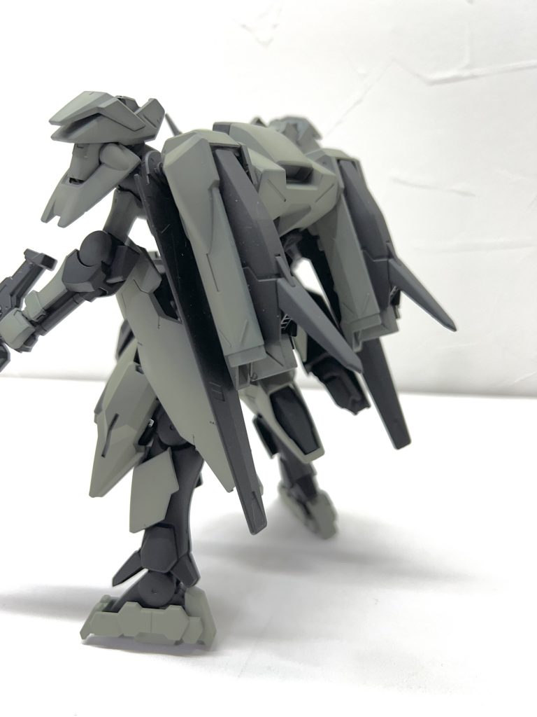 空戦仕様にする為にザウォートのスラスターを分割してジャンクパーツを挟み込んで大型化、さらに重力下での飛行用に翼をスラスターの付け根に追加しました。