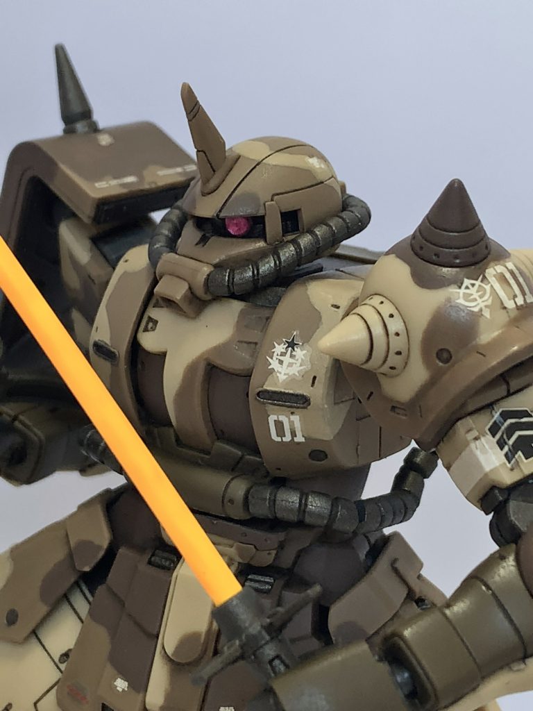 モノアイはUVレジンを使用してぷっくりさせました。ピンククリアで塗装。