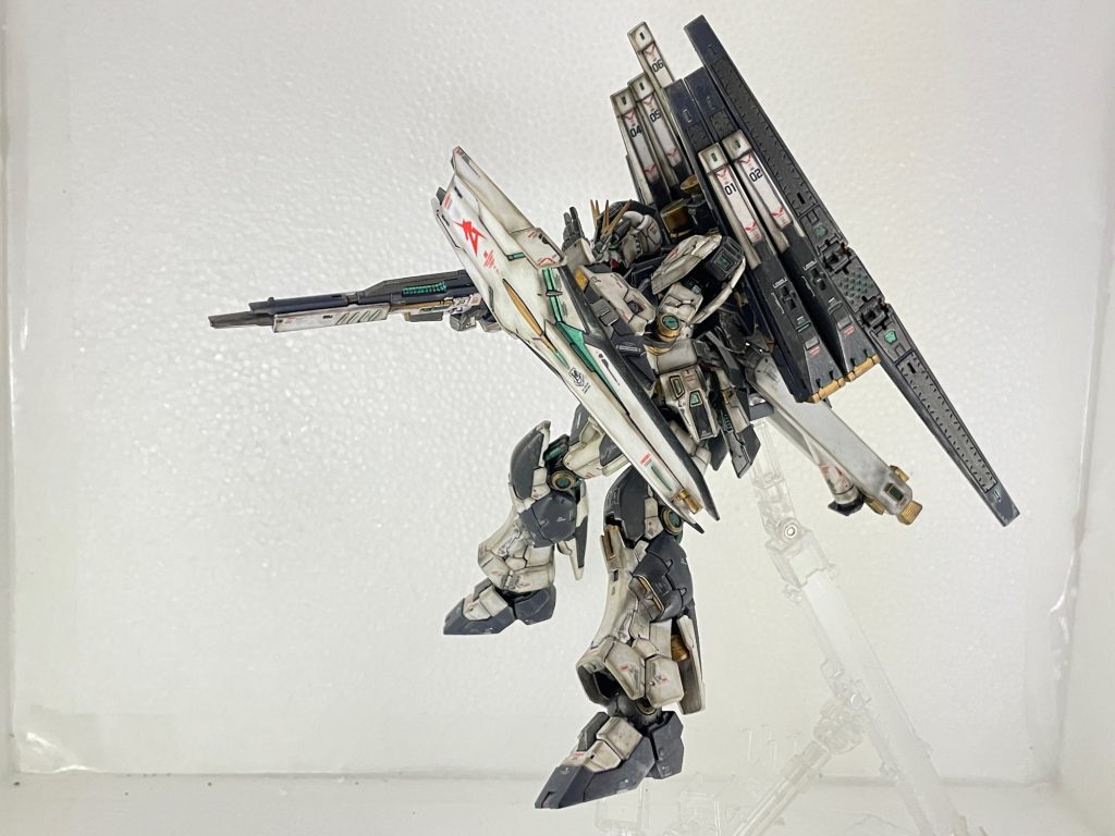 今回は別売水転写デカールを購入。付属デカールとあわせて多めに貼ってディテールアップ。汚しはウェザリングマスターのスス、シルバー、ガンメタ、オイルを濃いめに塗り塗り、アムロの出撃、戦闘、帰還、補給、出撃…の戦争無限ループの雰囲気が出ればと。結果、汚くなりましたが、やはりMSは兵器である‼️、と自分を納得させています？