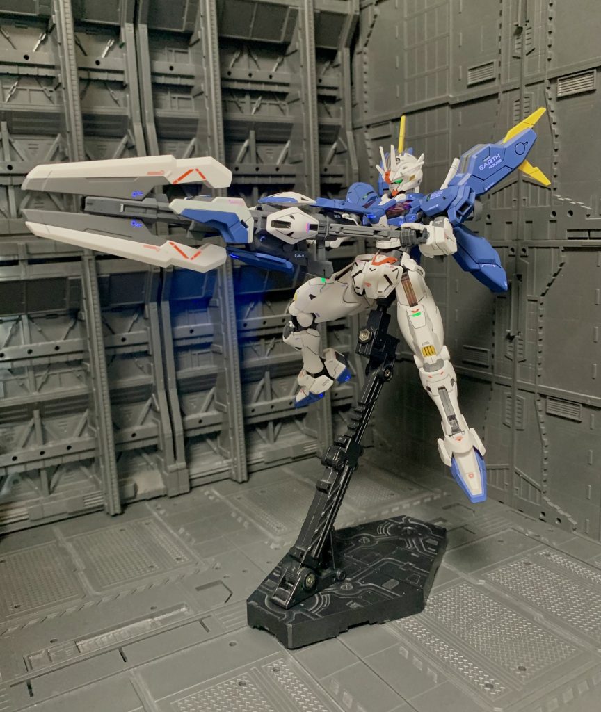 バスターを構えて。キットのサイズが大きい訳ではありませんが、武装が大きいので迫力あります。