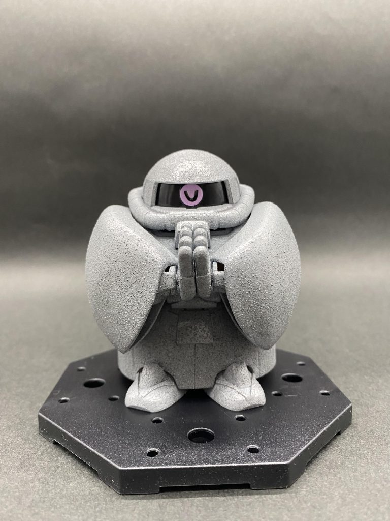 地蔵ザクF型。芯はエクシードモデルシリーズのザクとなっております!両腕をプラ板で作成、スカートもプラ板で延長しています。ホームセンターで買ったストーン調スプレーで塗装。イイ感じの質感に!