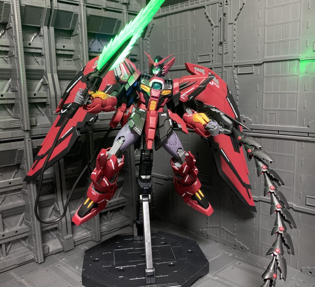 蛍光塗料を光らせてみました。ビームサーベルの方がむっちゃ光ってます。笑