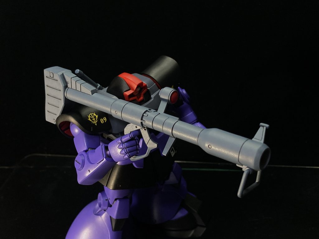 工作で一番苦労したのはやはりバズーカです。HGキットの宿命みたいなもんですが、武装のモナカ割りで且つこのサイズ、加えて容赦なく合わせ目を横断するモールド。「ドムにハズレ無し」を「簡単に作れて仕上がり最高なキット」と勘違いすると痛い目に遭いますね。