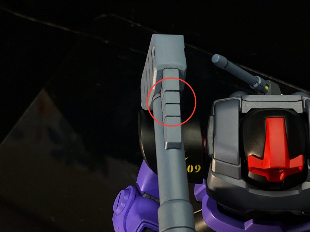 バズーカの中でもここの処理が鬼門でした。キットの個体差なんでしょうか？この太めなモールドが左右で結構エッジの角度が違うくて、そのまま合わせ目消しただけではガタガタなモールドになってしまうため、瞬間接着剤で整形してモールド彫り直して面出しして…と結構頑張ったポイントです。