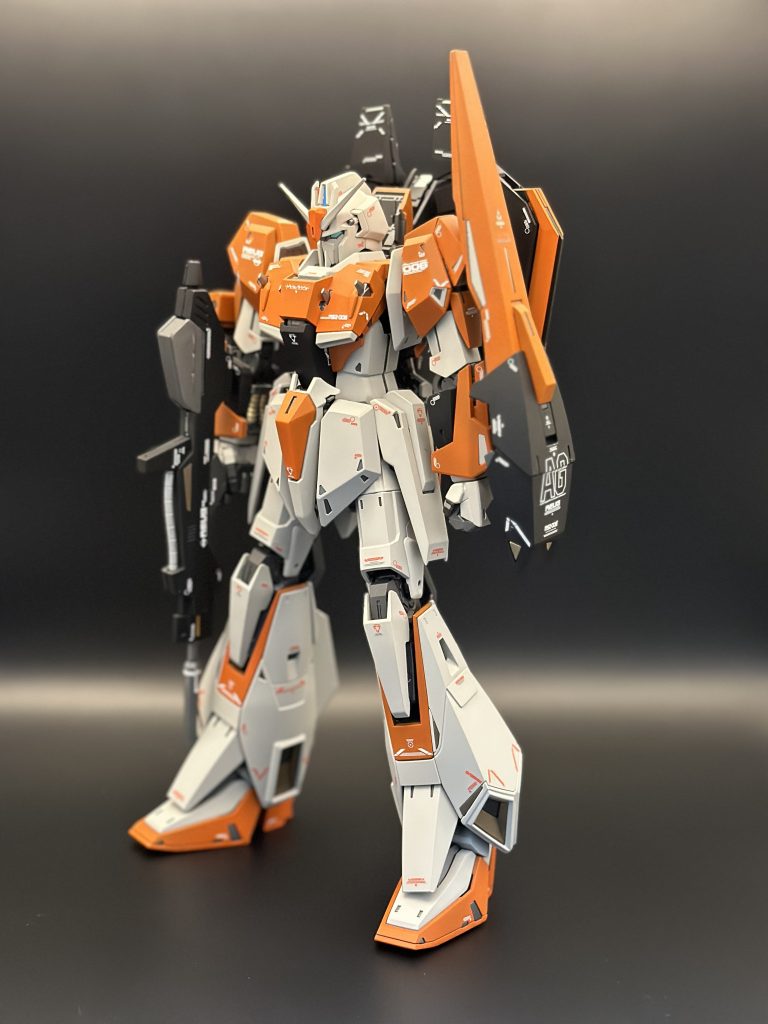 コンセプトはアムロ機ではないテストカラー機体なので青パーツを基本オレンジにボディはホワイトグレーにフレームはガイアガンメタサフ青かったとこはガイアピュアオレンジ白いボディは実はグレーサフのまんまです(色塗る予定でしたがサフの色がしっくりきた)黒い部分もよく使う黒サフ。
