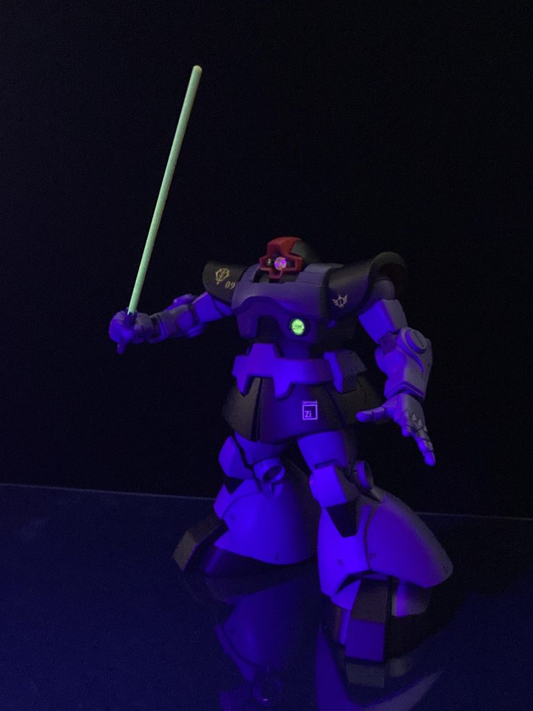 僕の撮影技術では伝えづらくて恐縮ですが、地味にヒートサーベルと胸部拡散ビーム砲は蛍光塗料使ってます。