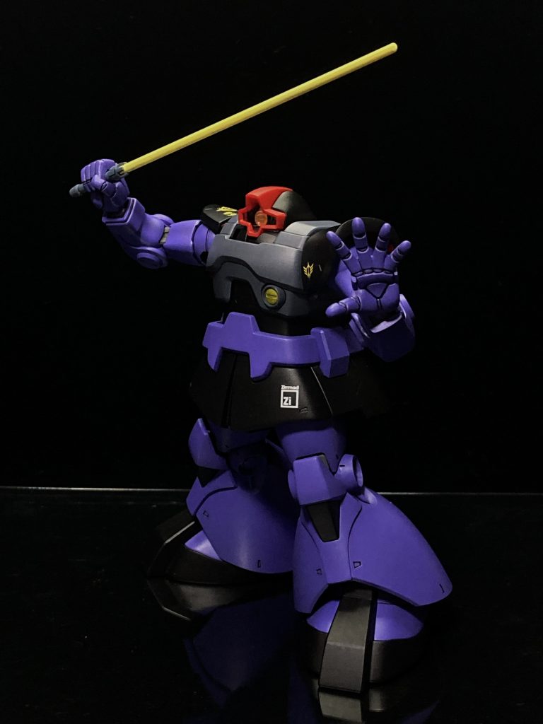 こちらはヒートサーベル。いつもはビームサーベルばっかりなので、サーベルに塗装するって１０代の頃に旧キット作ってた時以来の体験でした。あと、手のパーツのモールド掘り起こしが毎度シンドイんですが、加えてこれも個体差なのか？バリと呼んで差し支えないような強烈なパーティングラインがあってバズーカの次に大変でした。でもこういう細部の処理が、全体の仕上がりに与える影響って大きいと思います。ドムみたいなシンプルな機体は特に。頑張り甲斐があります。