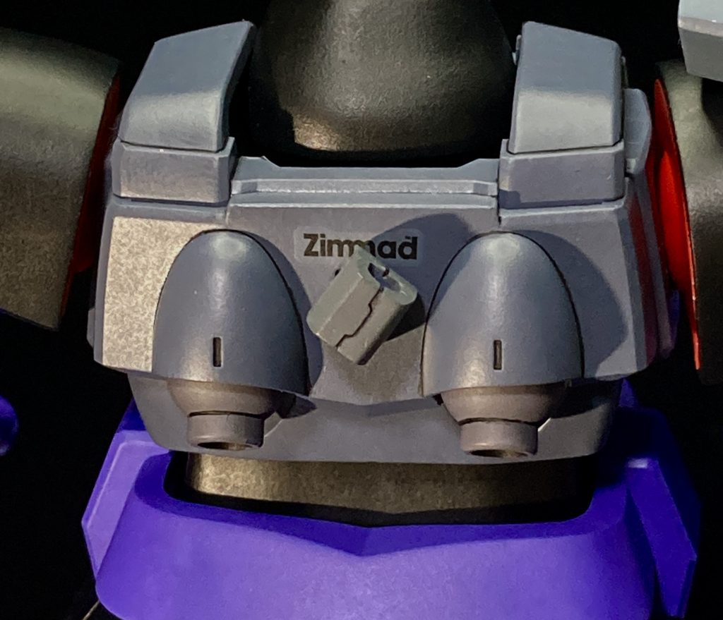 お背中です。バーニア部をこれまた地味に本体とは別のグレー使ってます。あと、ツィマッド社代表なので、背中にロゴを背負わせてみました。過去にゲルググでも同じようなことしてます。https://gumpla.jp/hg/1330165