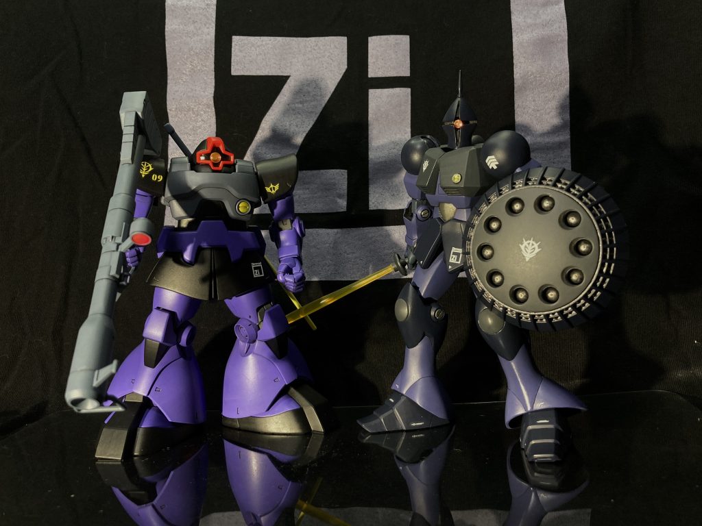 ツィマッドの後輩と記念撮影。後輩の方は去年先行して黒い三連星カラーで仕上げたものです。結構身長差ありますね。https://gumpla.jp/hg/1136643