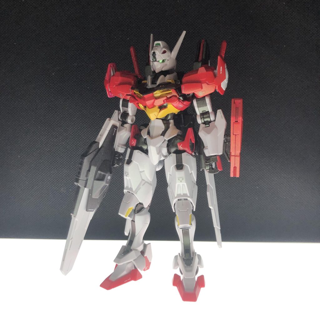 微妙にダサい設定画のポーズの再現デカ目:クマドリも含めて、ラピーテープで覆っています鼻の整形:プラ板貼って切り欠きを塞いだのですが、今度は鼻がそがれたっぽく見えるのでさらにランナータグを貼って高さを盛りました。配色は赤組応援企画をきっかけに始まったマイブームのソードインパルス風で。関節の焼き鉄がアクリジョンであとは水性ホビーカラーです。デカールは公式、最後にステラホワイトで仕上げました。スネとか面白い感じで光ってます。え、墨入れ?シワは隠すものですよ。目立たせてどうするんですか。