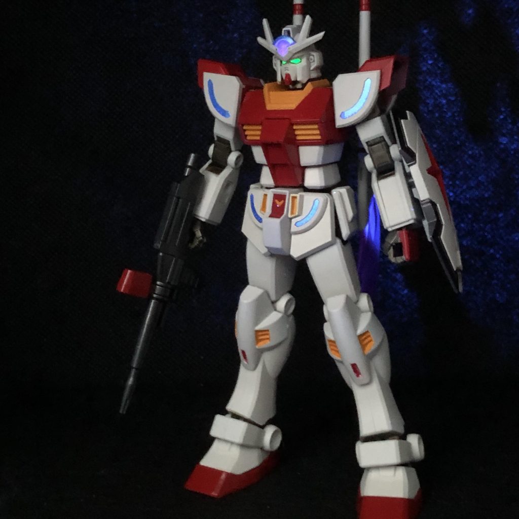 ゲージが溜まると覚醒するんです、たぶん。眼はアクリジョンの蛍光、スコープはラピーテープの上に透明蛍光エナメル、肩と腰と額のマークがメタリックキャンディの上に透明蛍光エナメルです。（すっごく薄めないとエアブラシで吹けないので、ほとんど光っているのかわからないレベルですが）