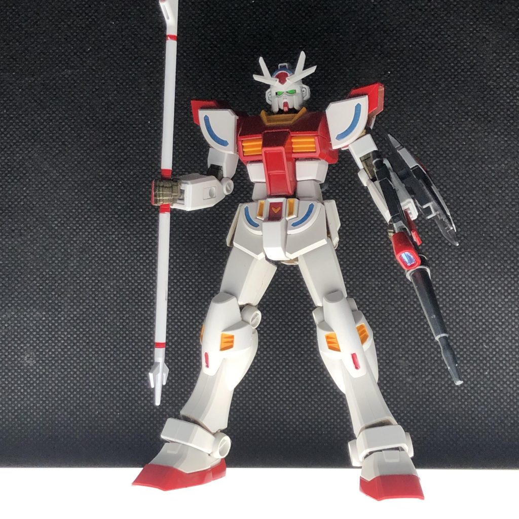 格闘機ぽさを増すためにアンテナは短くカット。塗装関係は以下の通り関節や装甲の裏：アクリジョンのアンティークゴールド　筆塗りではイマイチでしたが、ブラシでうまく吹けると意外と使えそうダクト等：水性ホビーのオレンジイエローメインカラー白：一部色変えしたところは白サフ吹いてますが、最終的には水性ホビーのギンセンカメインカラー赤：色変えしたところは白サフ吹いてますが、普通に水性ホビーの赤武器やシールドなど：水性ホビー赤鉄色銀色：水性ホビーのスーパーファインシルバー顔まわりとかちょっとだけウェザリングカラーマルチグレーで墨入れしてます