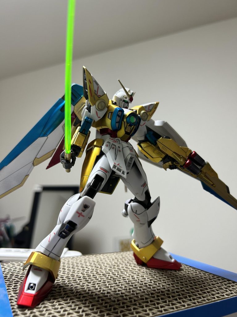 下から。成金ガンダム全開。