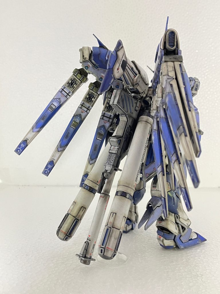 部分塗装は内部フレームを赤鉄色、外装部及びサイコフレーム部と思われる所はメタリックブルー、その他スミレ色を各所に塗って成型色の薄紫色部を増やしました。ところがトラブル発生‼️フィンファンネルのMSジョイントが可動中に折れてしまいました。しかも2本😭。祈りながら瞬間接着剤でオペを敢行。なんとか可動を確保しながら復活。MSジョイントへの塗装＆トップコートは注意が必要ですね。