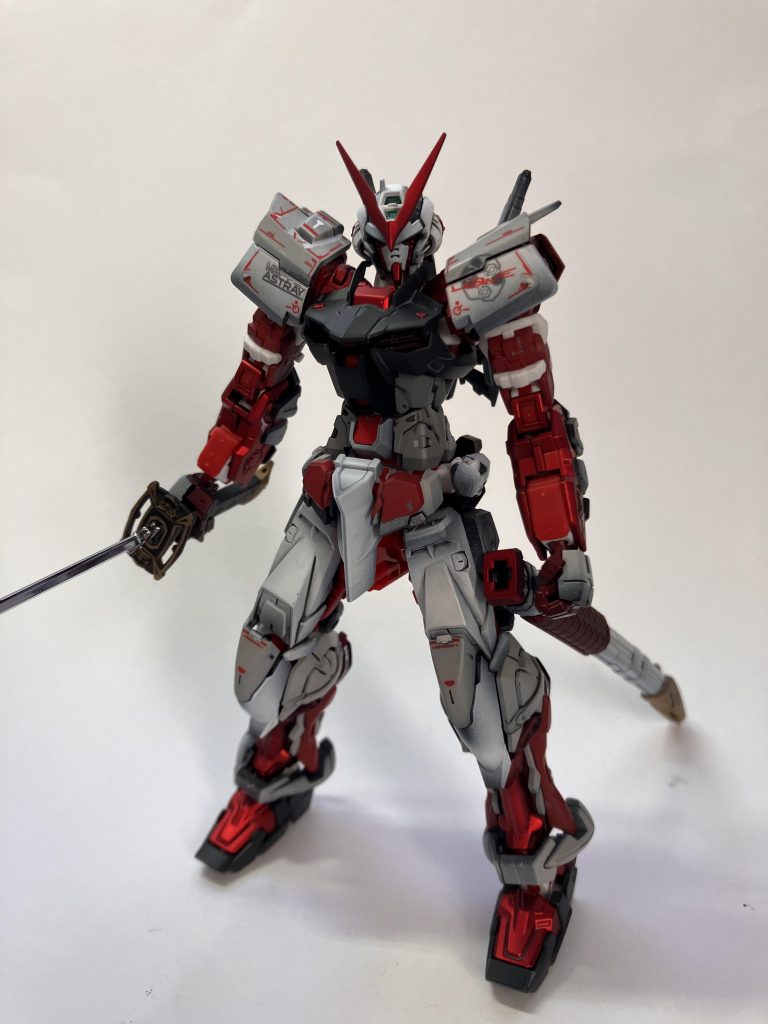 そして出来上がったのがこれです!かなりのカラーや工程数でエアブラシが調子悪くなったりなどトラブルが色々とありましたがなんとか完成させることが出来ました。そのおかげで溶剤の消費が恐ろしいほど早かったです(笑)今回使った塗料もまとめておきます!サーフェイサー グレー、白、メタリック色下地ガイアノーツサーフェイサーエヴォブラック ディープレッド下地ガイアノーツサーフェイサーエヴォホワイト メタリック色 ガイアノーツEXシルバー スターブライトシルバー クレオス スーパーファインシルバー GXレッドゴールド フィニッシャーズ クロームシルバー クリア塗料系 ガイアノーツ クリアーレッド EXクリアー 蛍光グリーン クレオス GXクリアブラック トップコート ガイアノーツEXプレミアムフッ素入りつや消し クレオス GXスーパースムースクリアー 調色した色 ディープレッド ガンダムカラー.フォー.ビルダーズ22msレッドアニメカラー90% シャインレッド10% ダーククリアーレッド クリアーレッド80% クリアブラック10% クリアー10% 溶剤 ガイアノーツ 01薄め液 06ブラシマスター 04ツールウォッシュ エアブラシ、コンプレッサー タミヤスパーマックスエアブラシSX0.3クレオスプロコンboy LWA PS290