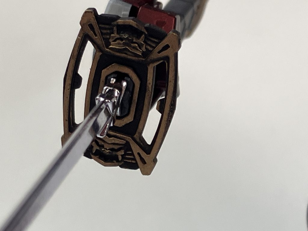 刀の鍔の部分にもエナメルを入れ造形の良さを引き立てました。