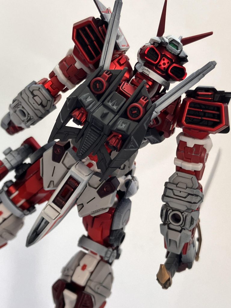 バックパックやファンのようなパーツにはエナメルのフラットブラックをトップコート後に入れています。