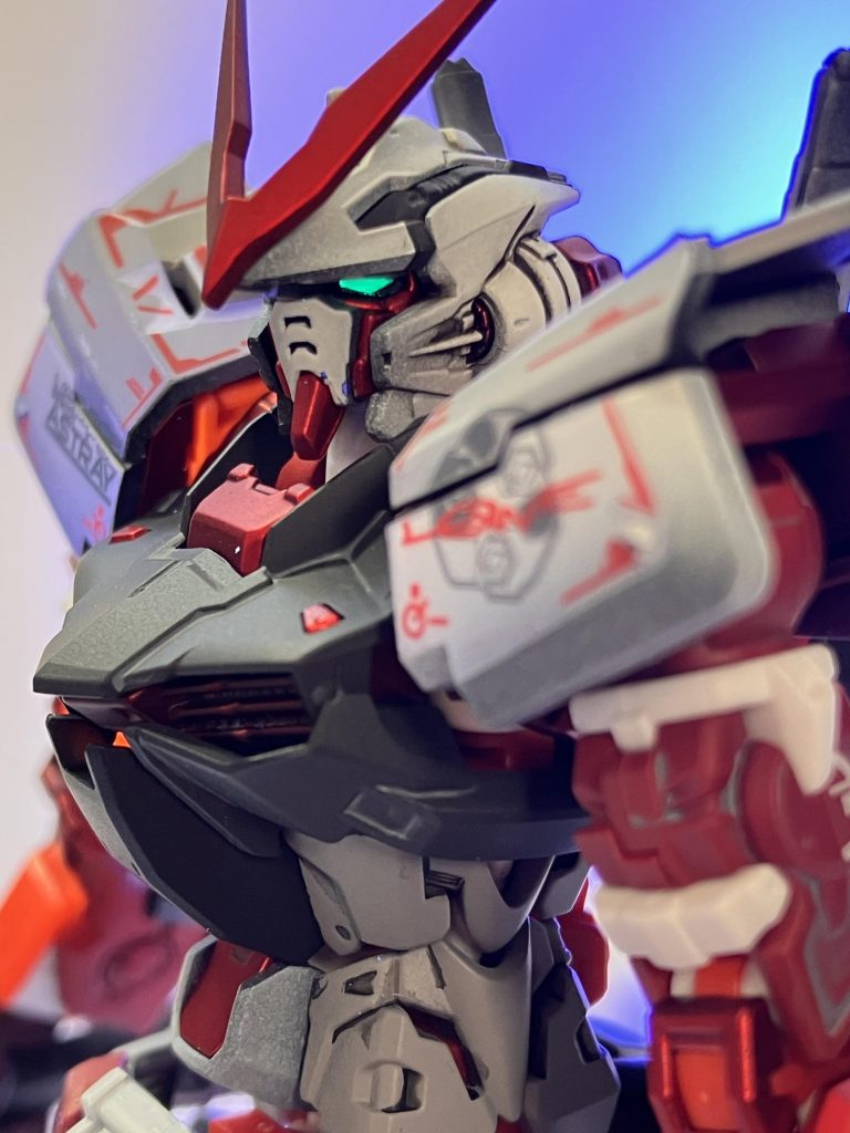 いつも通りカメラアイや頭部のセンサーはブラックライトで光るようになっています。