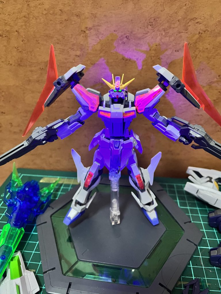 ブラックライト当てるとすごい目が光る、バンダイの技術力はすごいですね