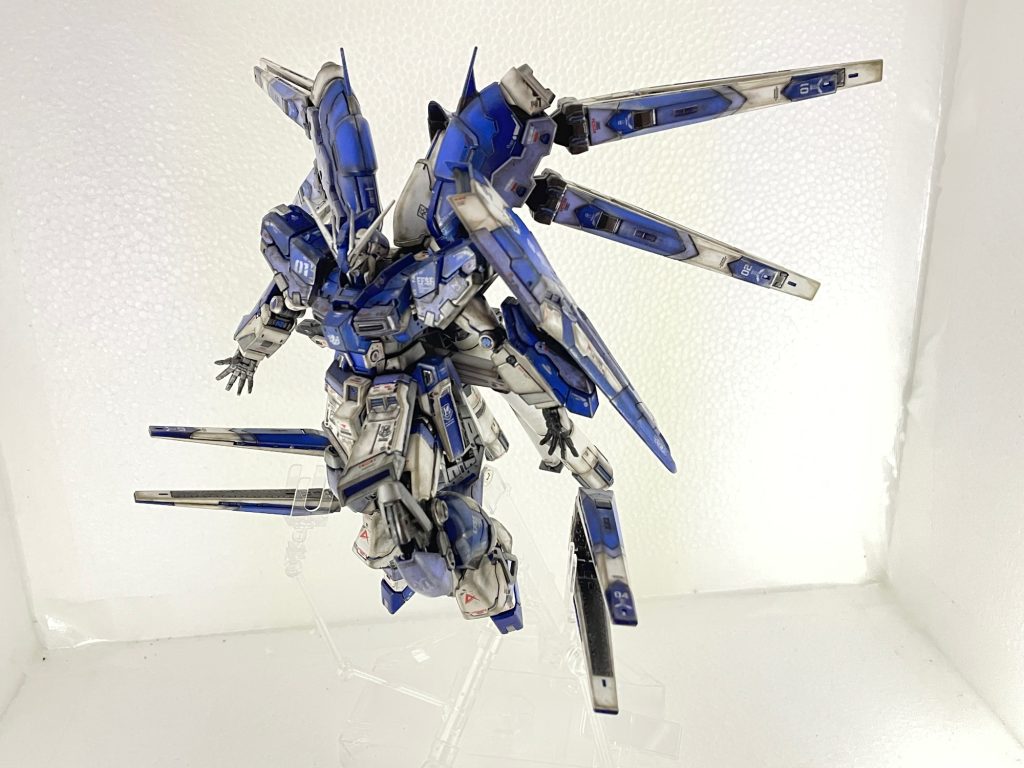 別売水転写デカールを貼り。汚しはウェザリングマスターのスス、シルバー、ガンメタ、オイル使用。結果、アムロがこんなに被弾するか？と首を傾げるくらい汚れました。