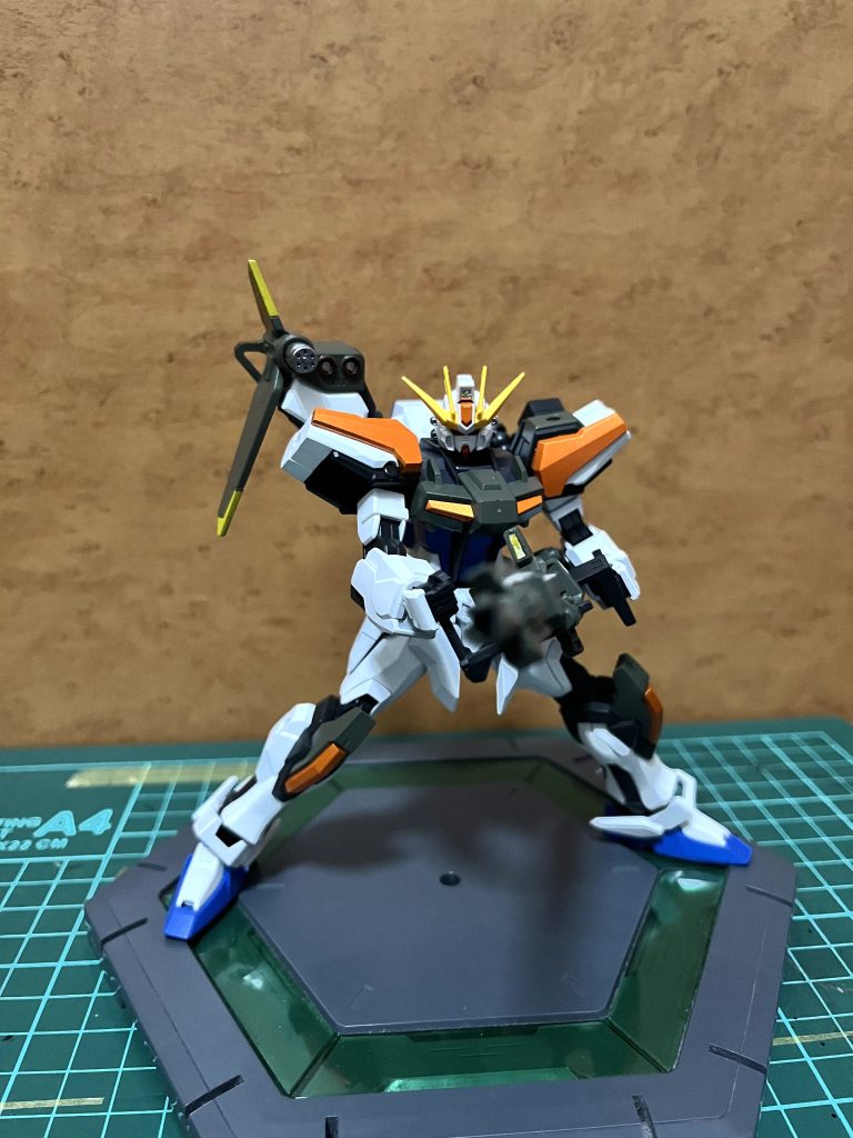 アグニを構えての射撃ポーズ