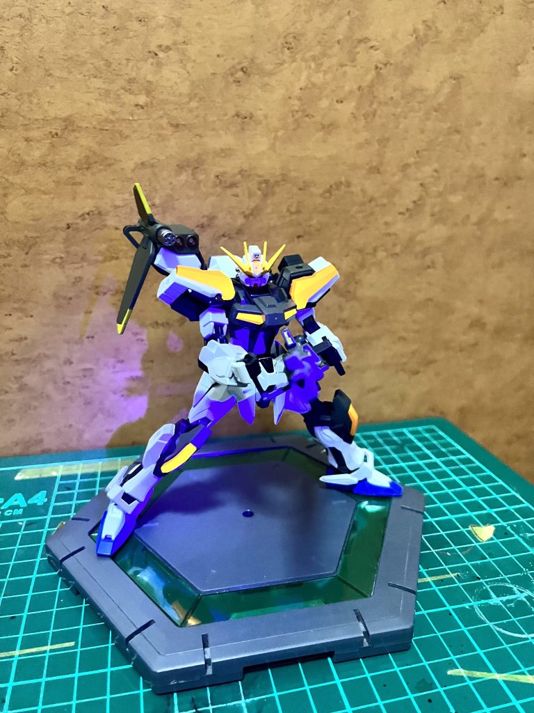 オレンジ部分は蛍光塗料で塗装しているのでブラックライトで発光します。そのうちエールやソード等も制作したいと考えていますまた見て頂けると嬉しいです