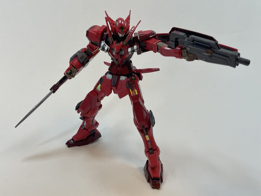 ライフルのジョイント部を改造してGNソード・シールド装備時でも手持ち可能にしています。