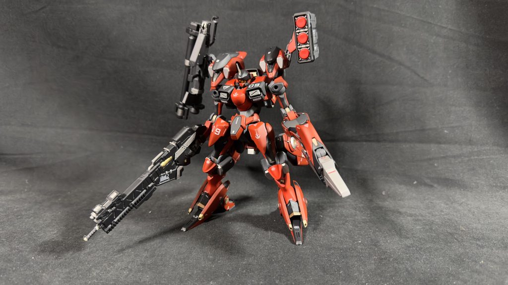 両肩はバックパックにファラクトのブースターを接続、足首はシュープリス、もも装甲は元々のブースターの一部を切り貼りしてます。右手武器はザウォートのライフルにシュープリスのライフルをポン付けしてます。持ち手側はザウォートなのでしっかり保持してくれますね。