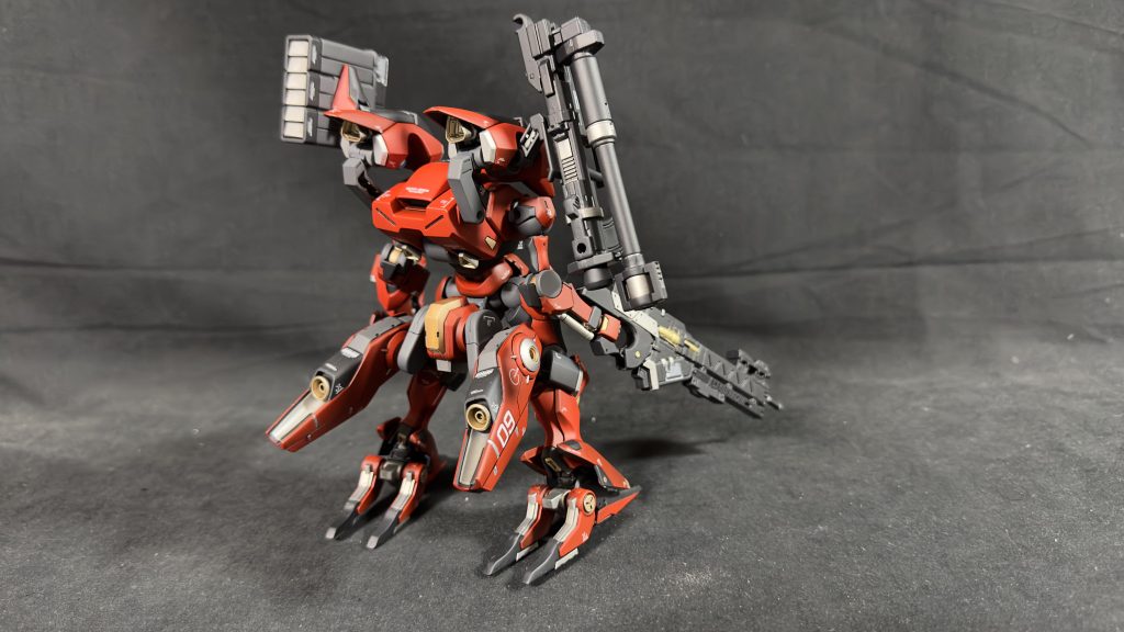 バックショット。お尻にミラ社ユニットをポン付けしてます。イイ感じのシルエットになりました。右肩はフルメタのレーバテインのデモリッションガン、左肩はFAユニコーンのミサイルですね。