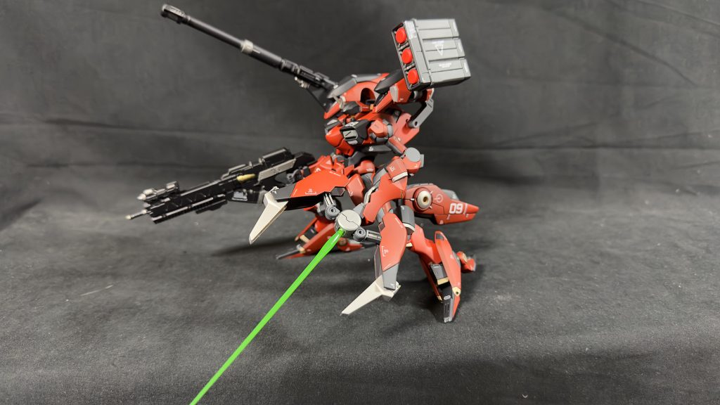 ちなみにこのクロー、サーベルがピタリとはまります。ブレードとして使ってもよし、クローで掴んで串刺しもよしで良い感じです。