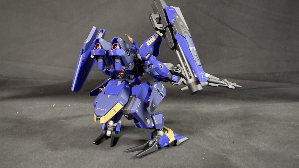 バックショット。ルブリスウルの肩パーツを並べてブースターを追加し、バックパックっぽくしてます。腰の追加装甲ブースターもルブリスウルのものですね。