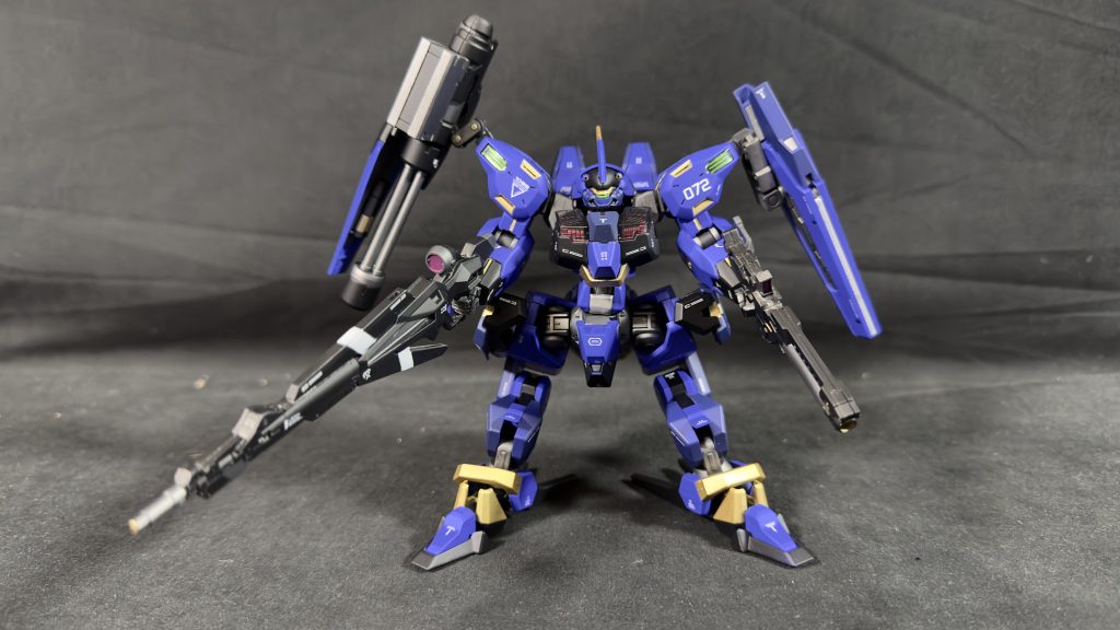 正面から。下半身に境界戦機を使用したのですが、理由は逆関節ACをバンダイキットで作れないかと模索した結果です。下半身が違うだけでもかなり印象が変わると思います。