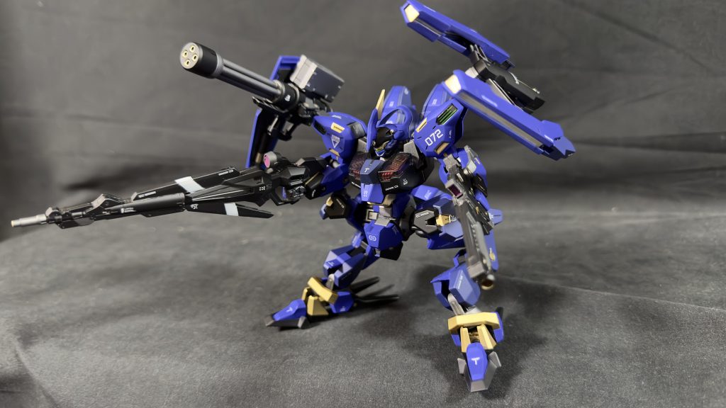 武装展開してポージング。ダリルバルデの肩には動く3㎜穴があるので、少し調整するだけでウルの装備が装着できます。