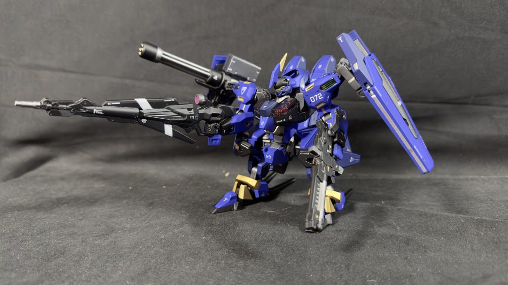 しゃがみ姿勢で待機中。人体じゃありえないポージングが取れるのも逆関節の魅力だと思います。