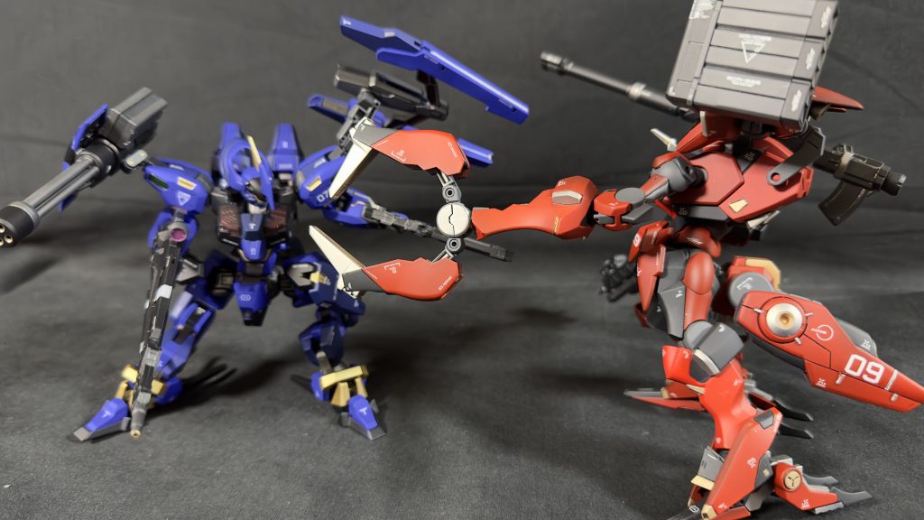 以前作ったザウォートとブンドド。写ってるパーツの７割くらいはガンプラだし、９割くらいはバンダイ製品ですが、アーマードコアっぽさが出せてるでしょうか。