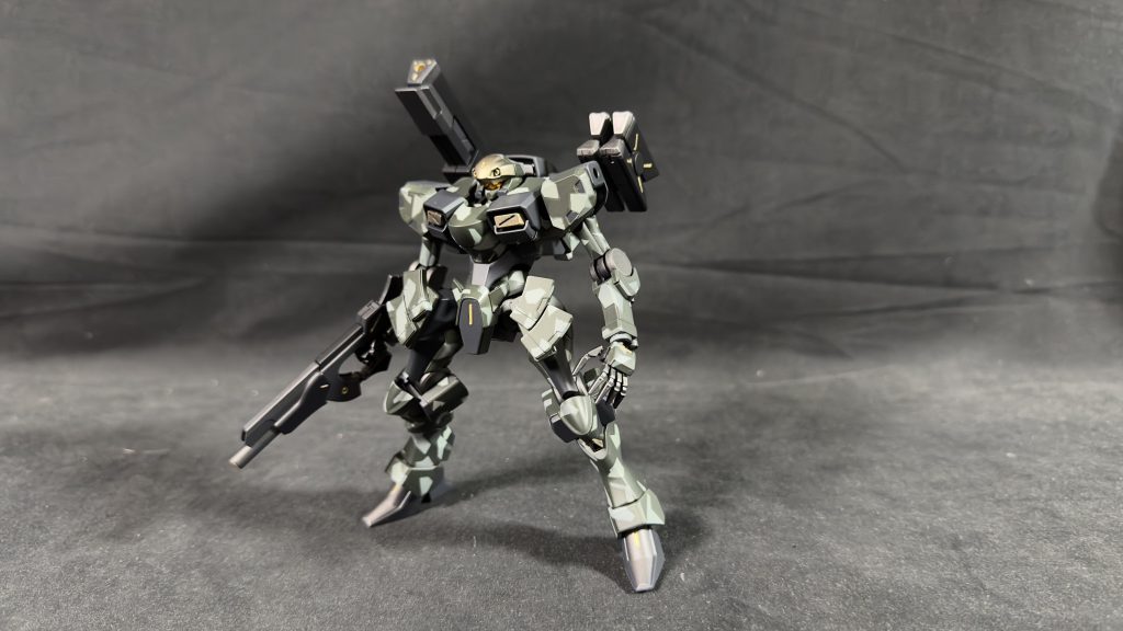 正面から。ライフルの砲身延長、装甲の追加、ミサイルにキャノン。素ザウォートが欲しかったものを全て持ってると思います。公式でまさかACっぽいのを出すとは思いませんでした。