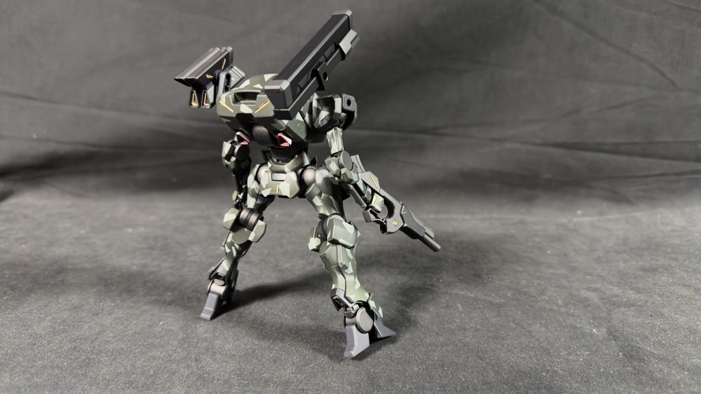 後ろから。バックパックが後ろに大きいので、武装類が付けやすくて良いですね。