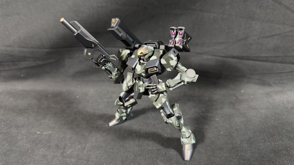 ポージング。マガジンを取り出すシーン用に、わざわざ差し替えパーツを用意してるあたり、バンダイさんは分かってますね。