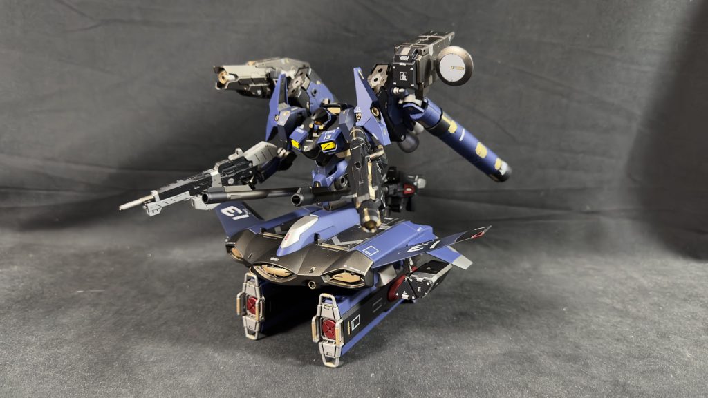 全備状態。ティックバランの下に懸架してる大型ミサイルは例のアレです。水星の魔女世界ではどういう扱いになってるんでしょうかね。